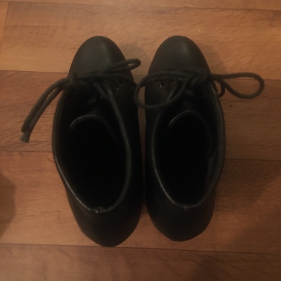 Cute booties size 9 - Picture 5 of 5